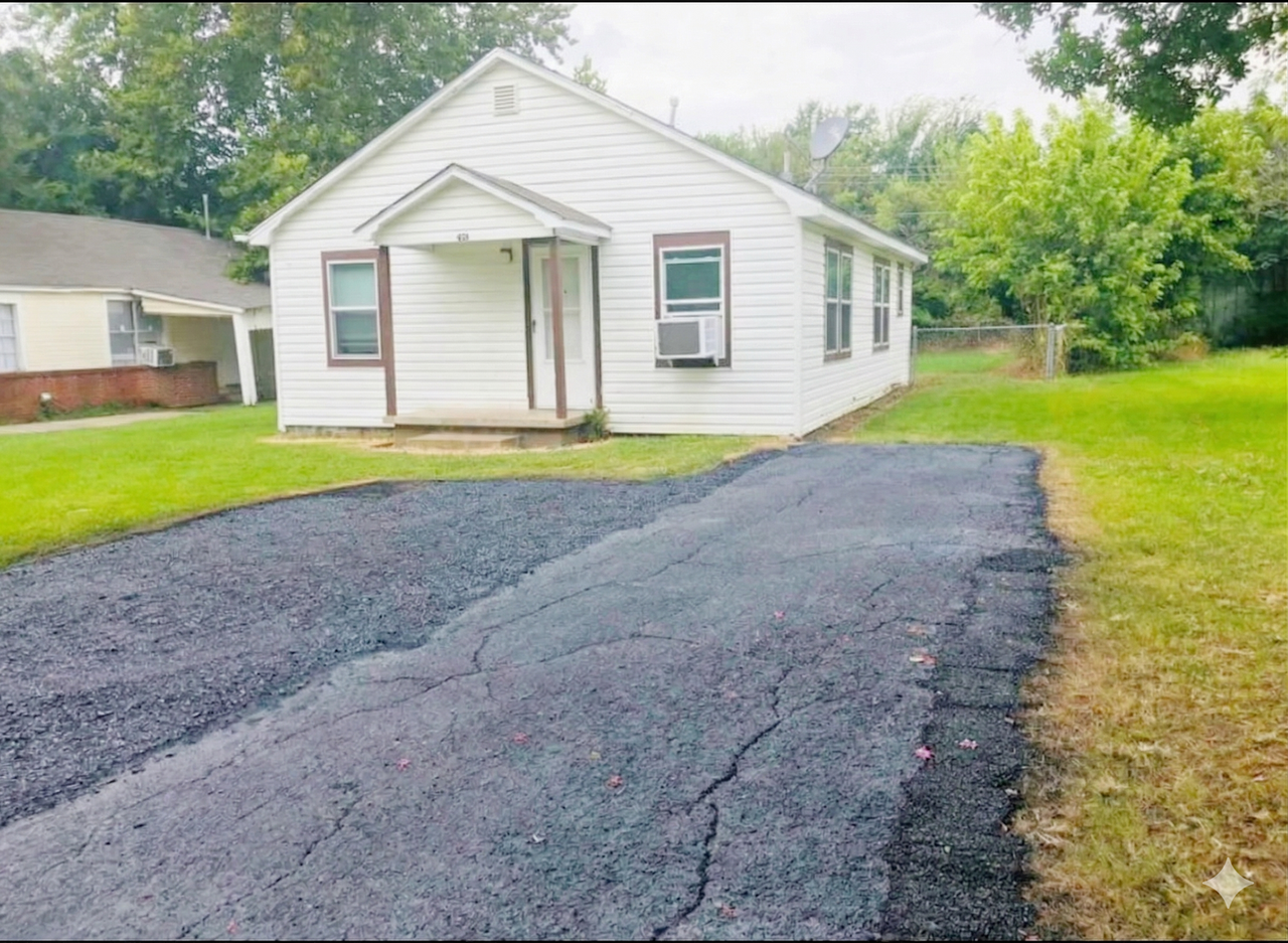 613 N 11th Ave - Photo 2 of 10