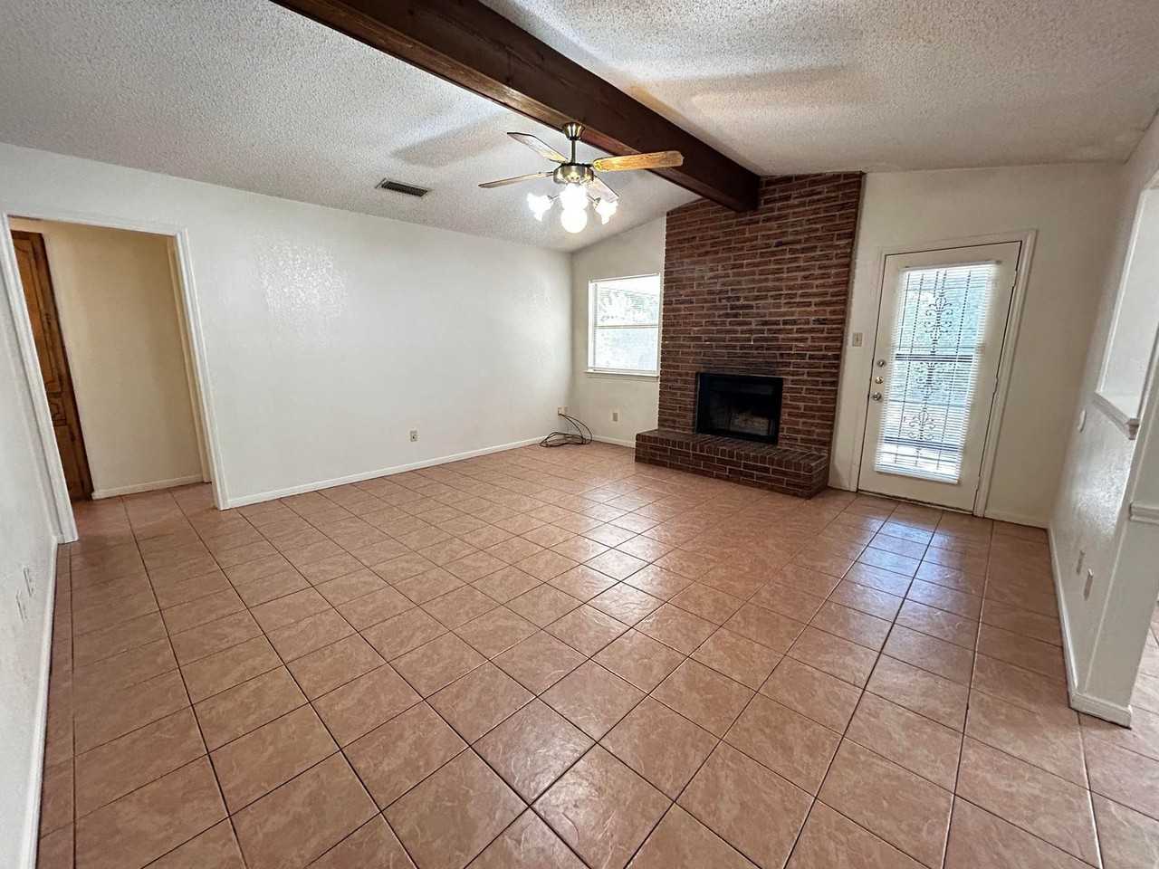 215 Bridle Dr - Photo 2 of 25