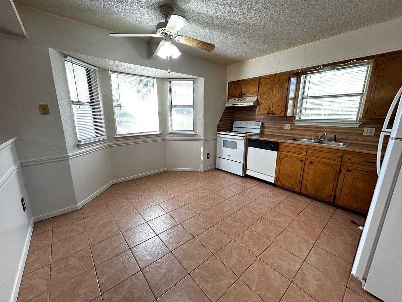 215 Bridle Dr - Photo 6 of 25