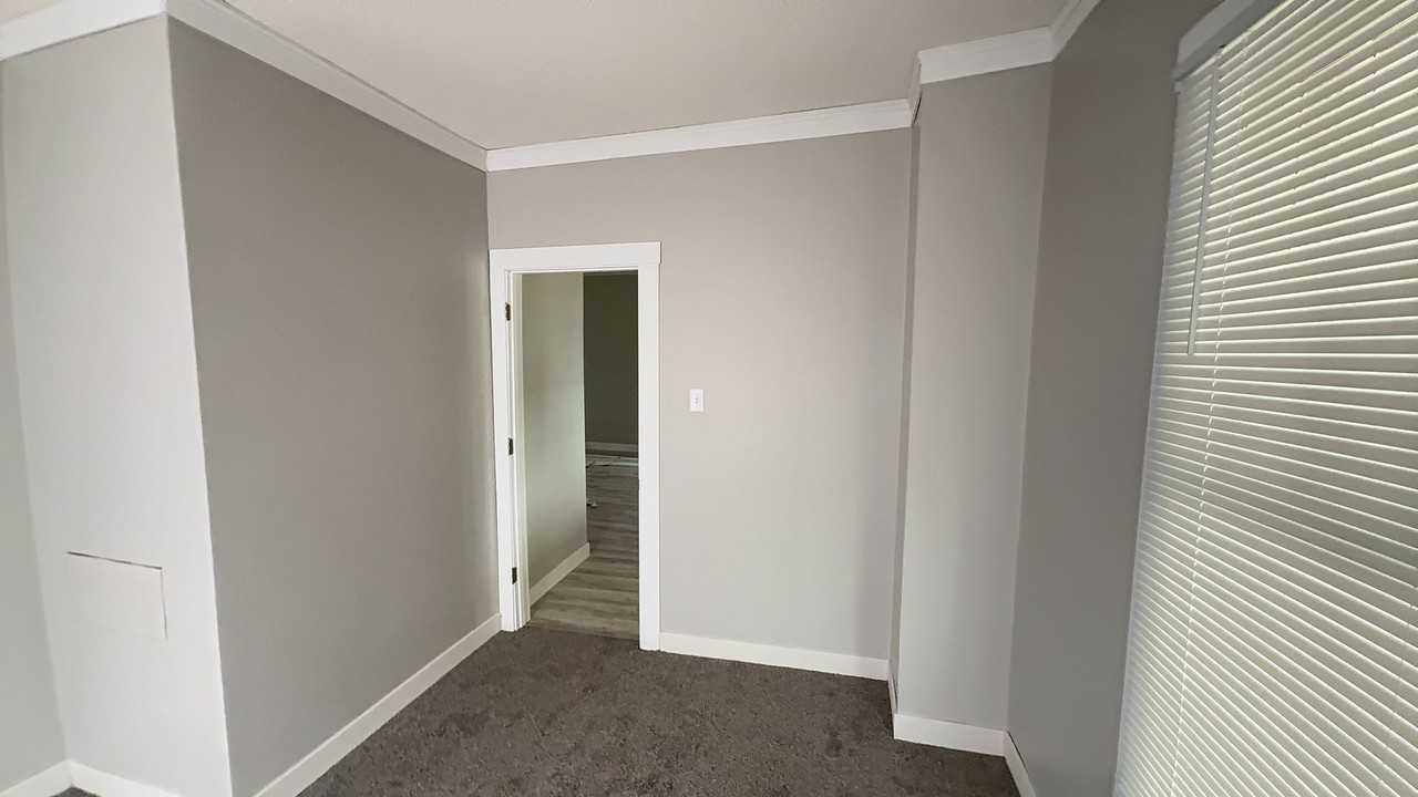 1807 S Walnut St - Photo 2 of 5