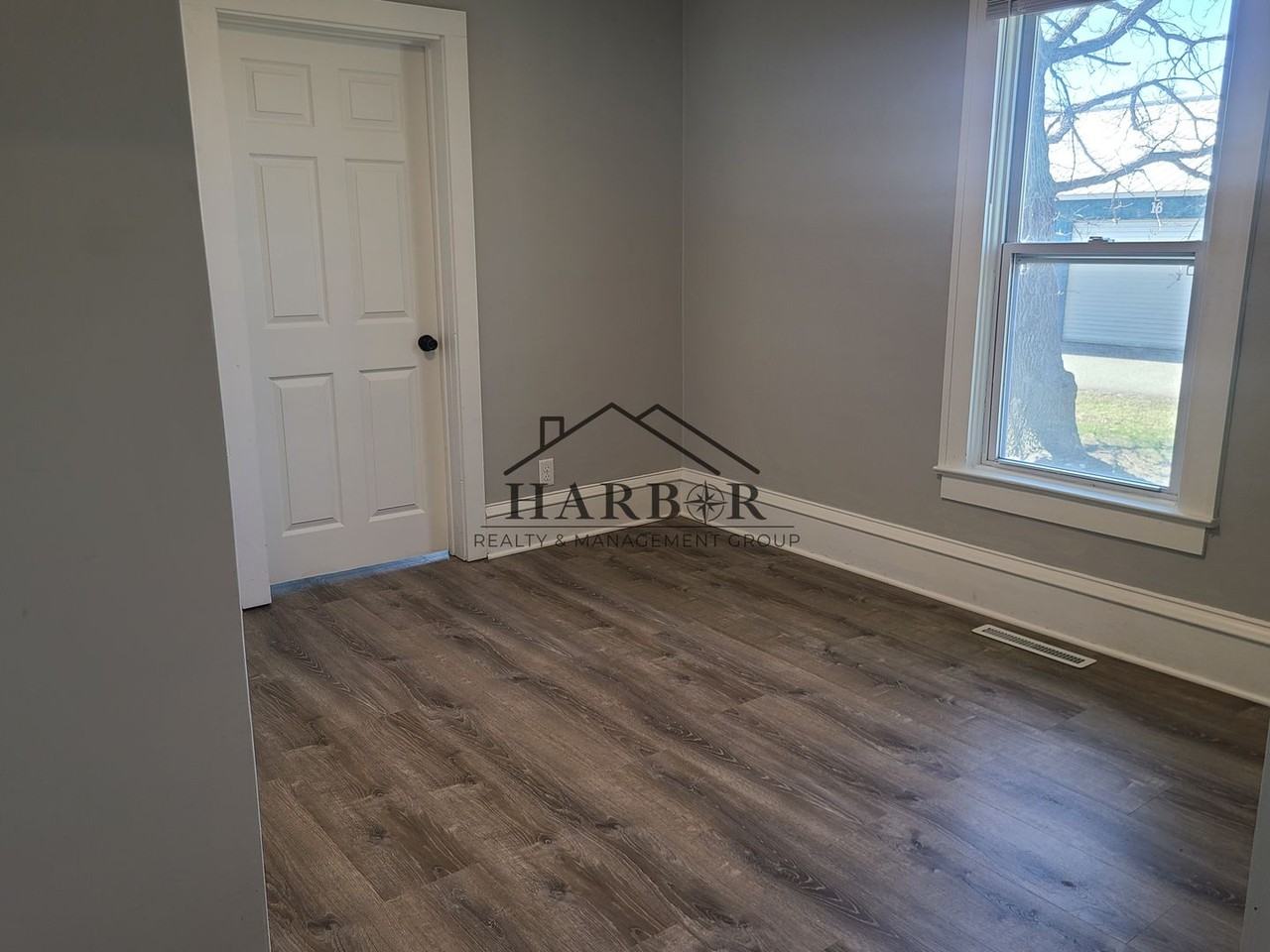 1204 1st Ave Ne - Photo 3 of 20