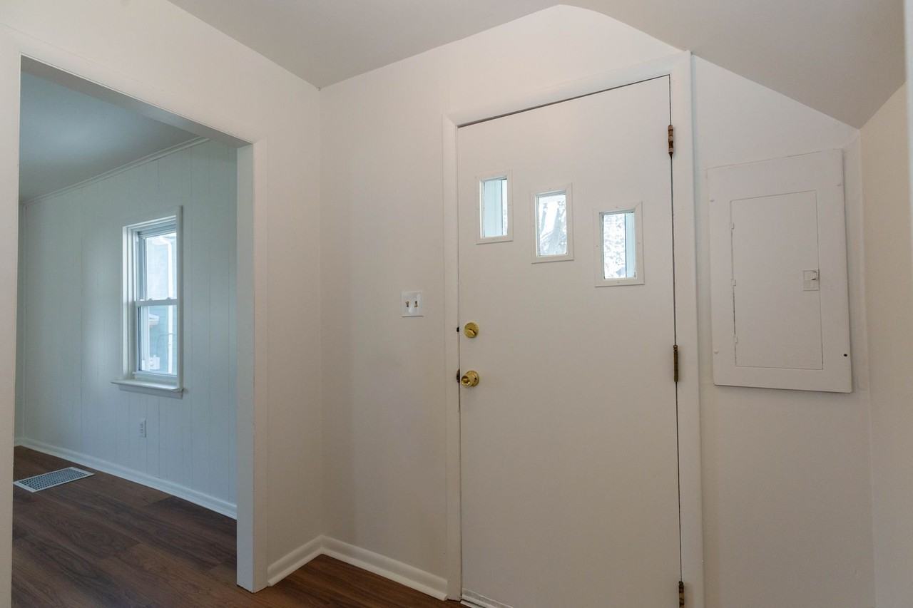 413 S Lawrence St - Photo 3 of 26