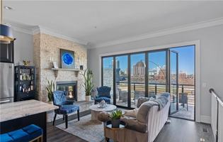 featured image of 444 W 6th St