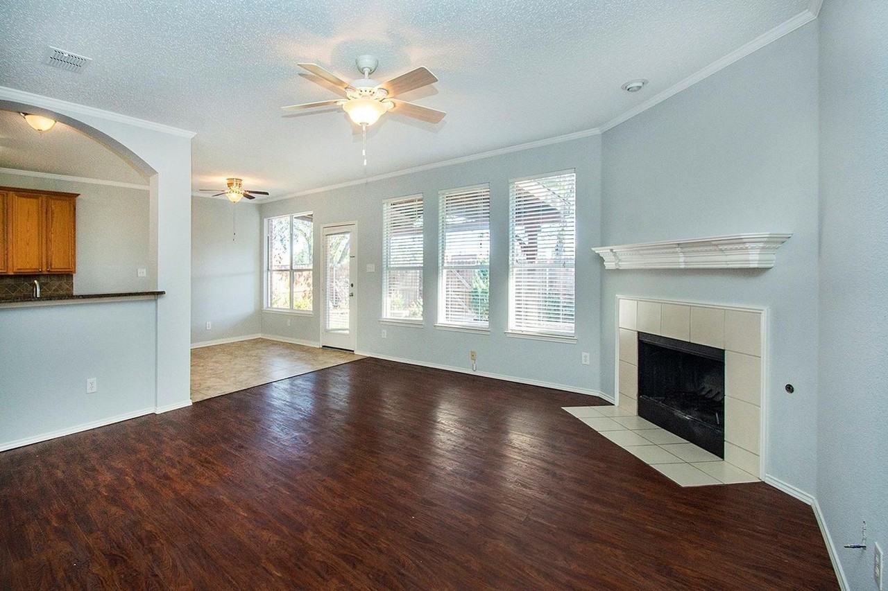 406 Leameadow Dr - Photo 3 of 23
