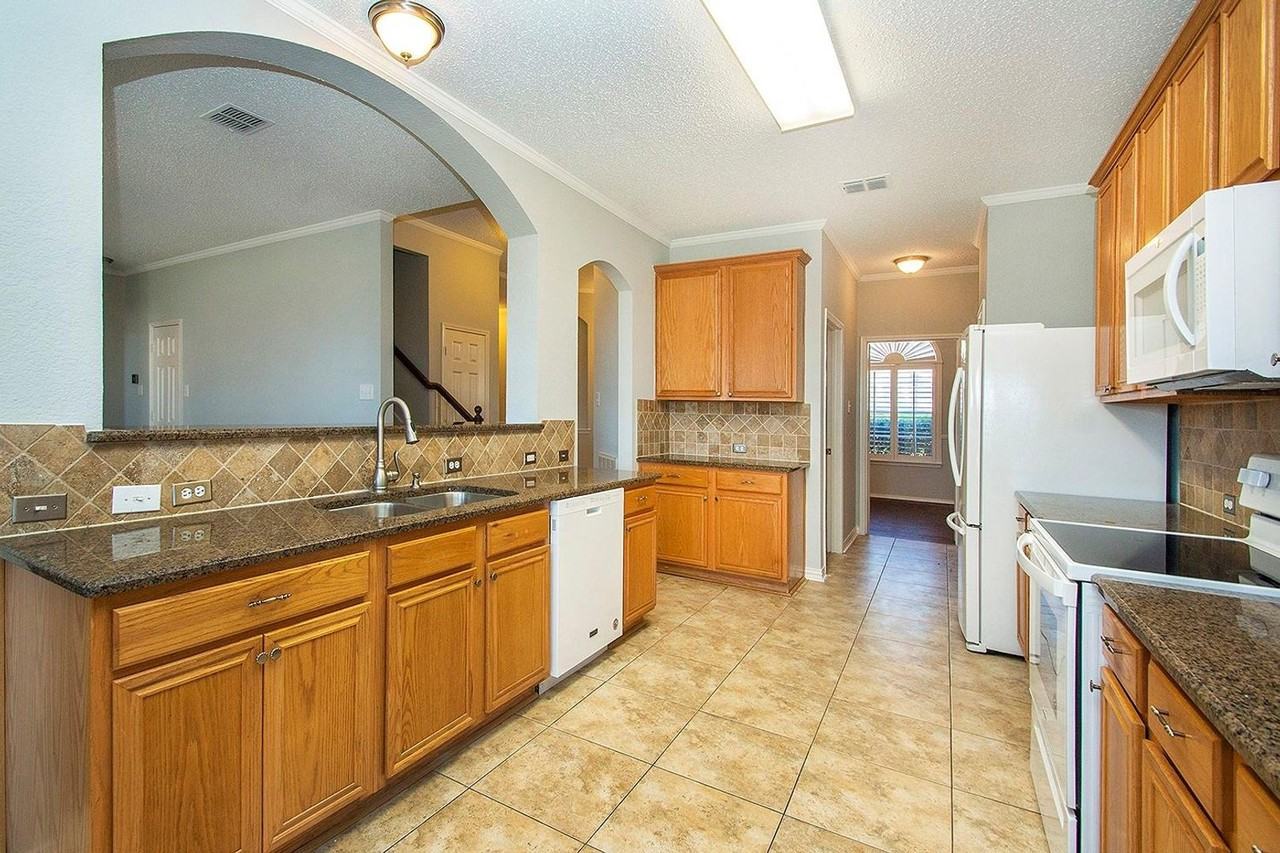 406 Leameadow Dr - Photo 5 of 23