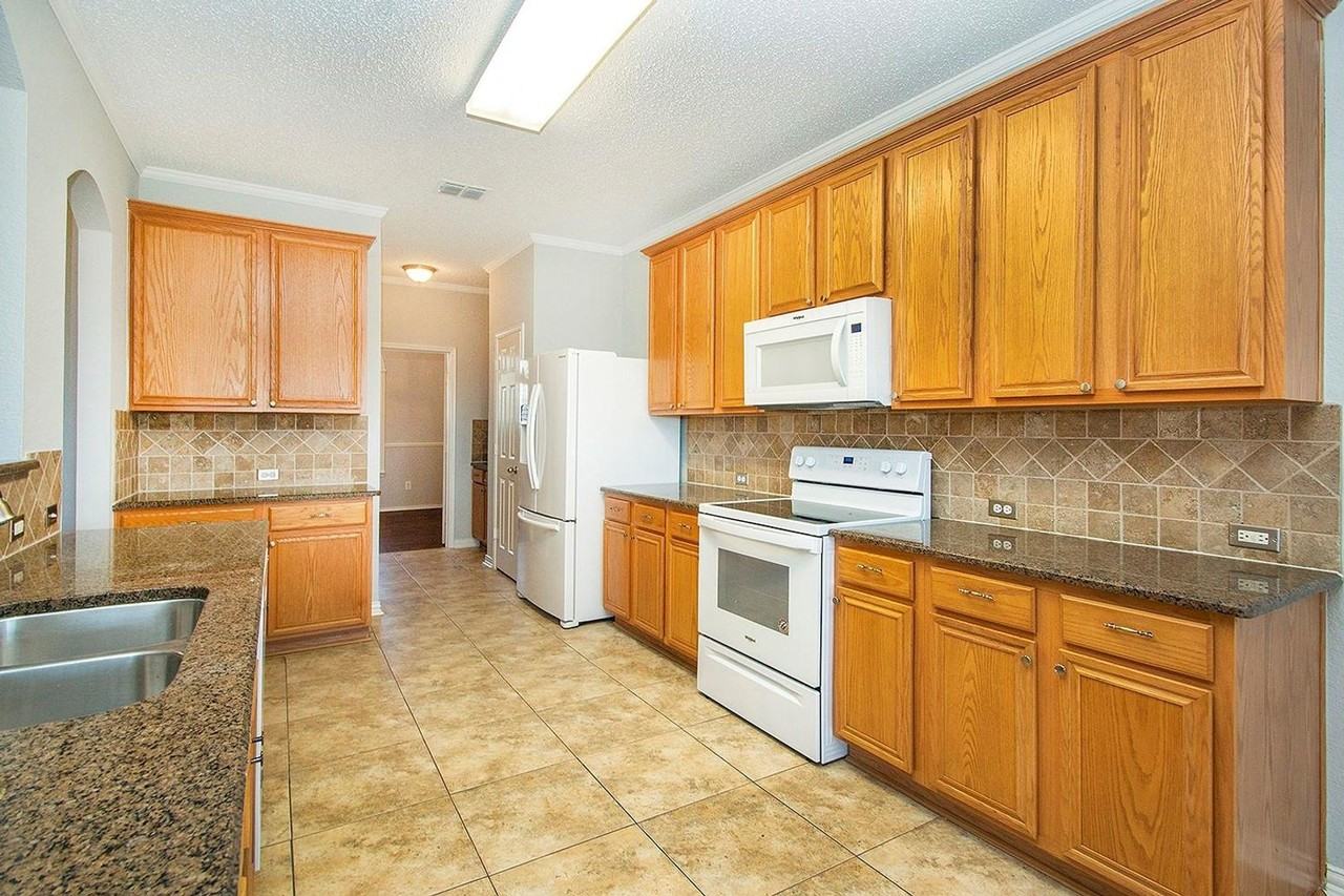 406 Leameadow Dr - Photo 6 of 23