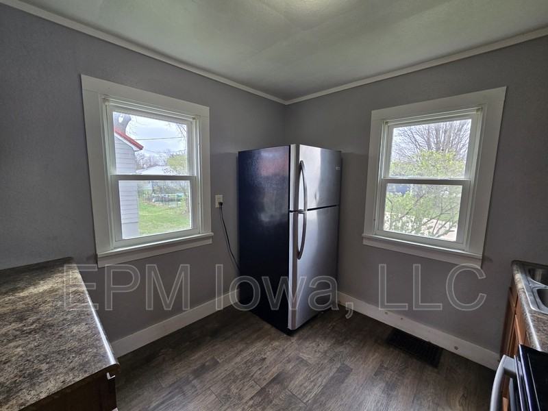 609 1st St W #D - Photo 5 of 22