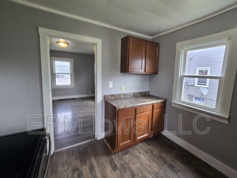 609 1st St W #D - Photo 4 of 22