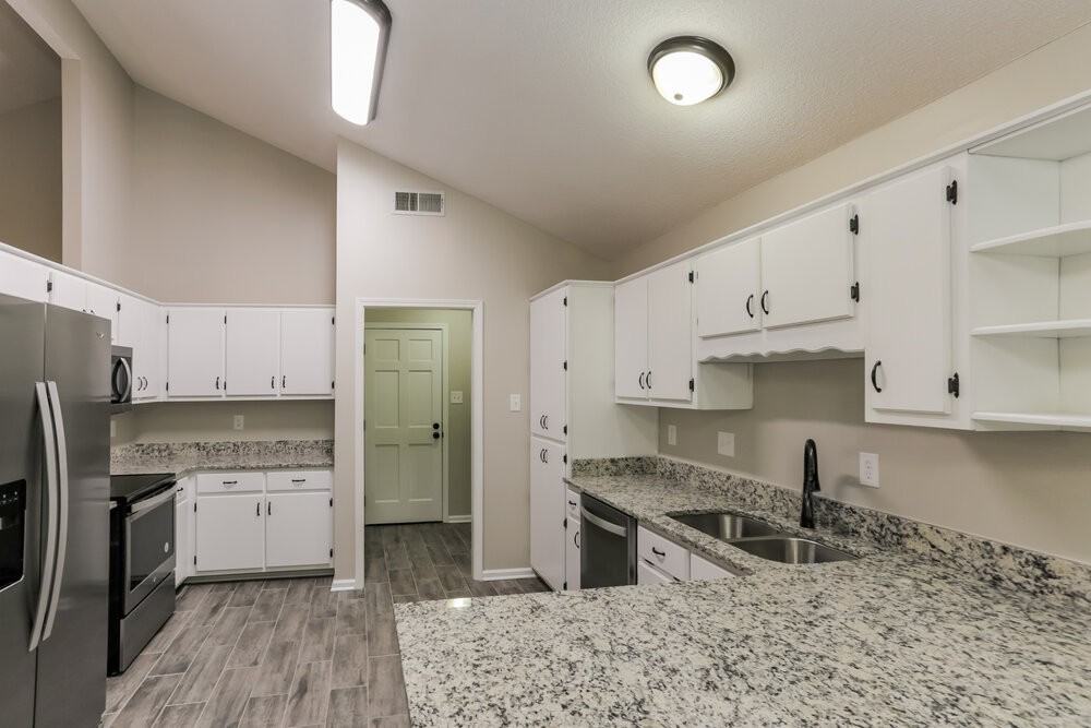 7189 Atterbury Cir W - Photo 5 of 15