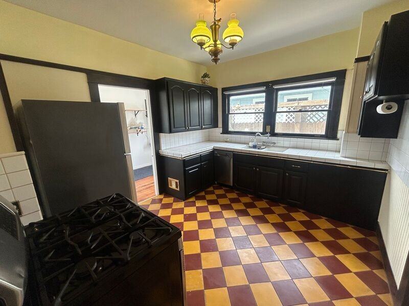 514 E Howard St - Photo 7 of 24