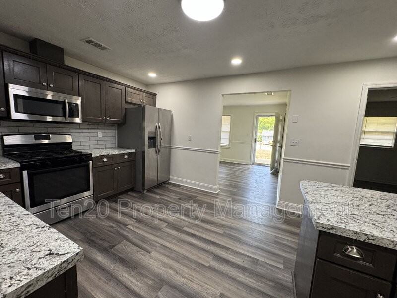 4702 Harbin St - Photo 3 of 14