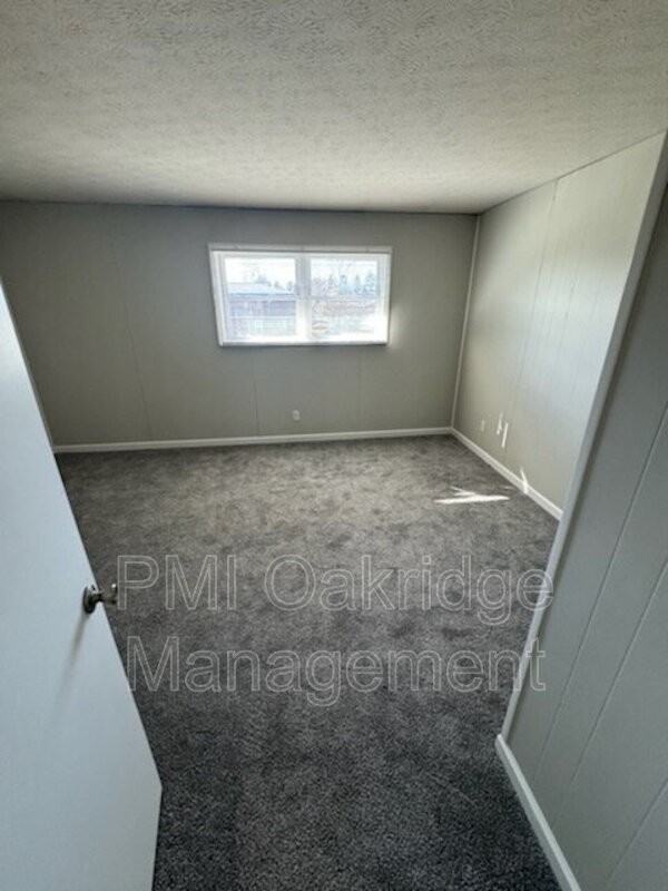 1539 Spruce Ave - Photo 4 of 9