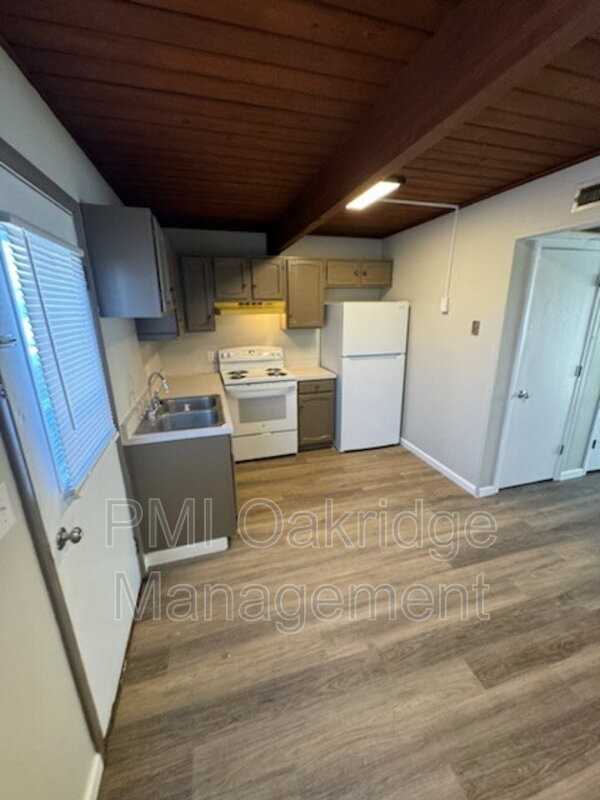 1539 Spruce Ave - Photo 5 of 9