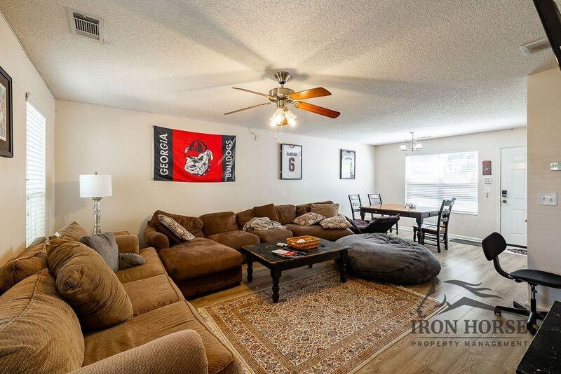 336 Bridgewater Cir - Photo 4 of 34