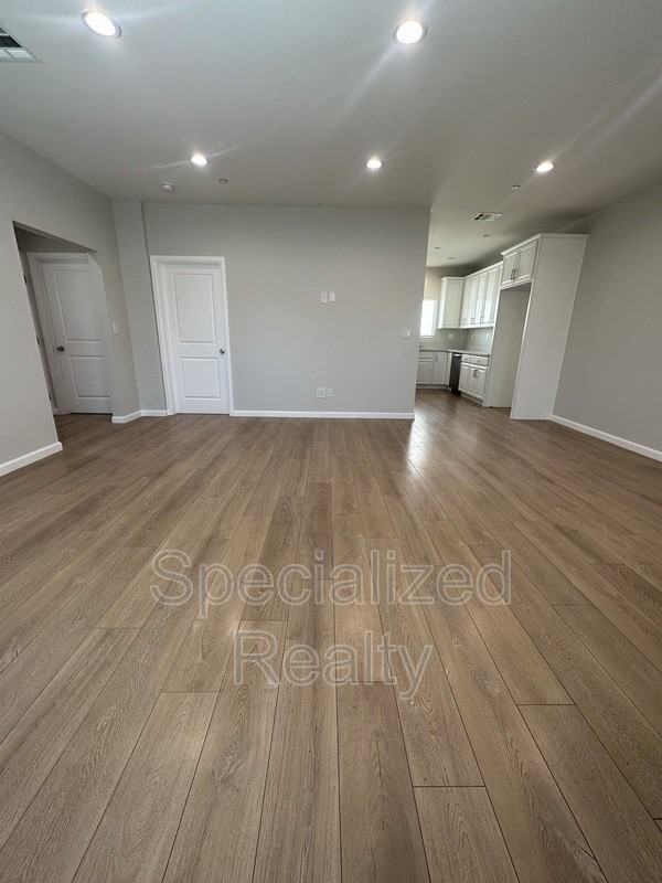 6221 Elmer Ave - Photo 3 of 32