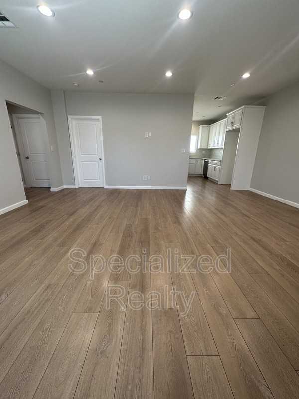 6221 Elmer Ave - Photo 4 of 32