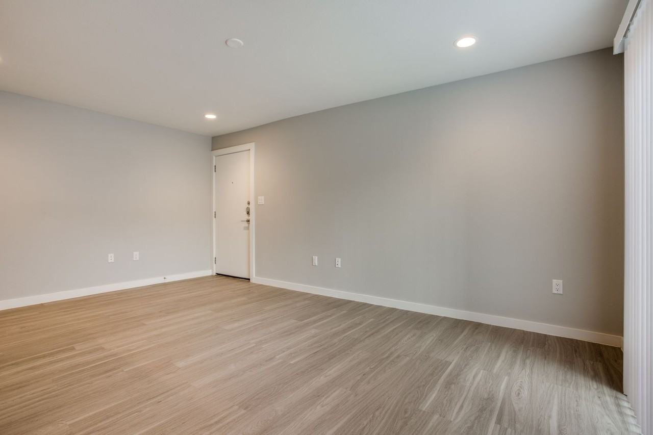 3328 Cedarplaza Ln - Photo 4 of 21