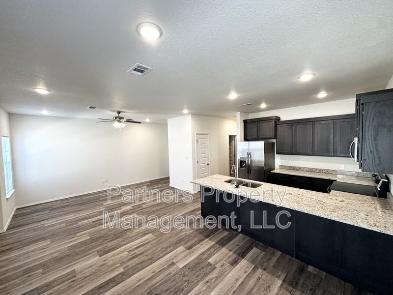 928 S Amarillo Ave - Photo 3 of 11