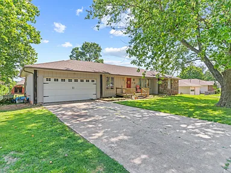 2556 W Cardinal St - Photo 2 of 29