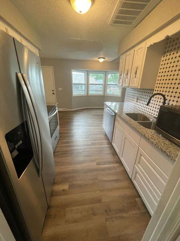 2556 W Cardinal St - Photo 4 of 29