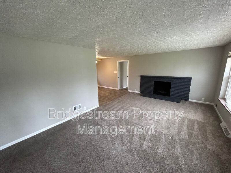 4246 Lyndell Dr - Photo 2 of 12