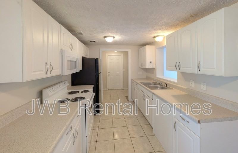 462 Blairmore Blvd W - Photo 2 of 21