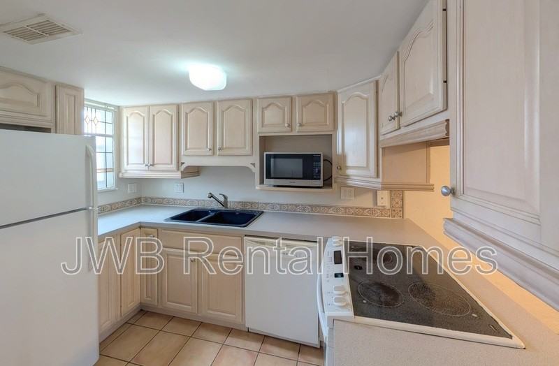 1000 3rd St - Photo 2 of 18