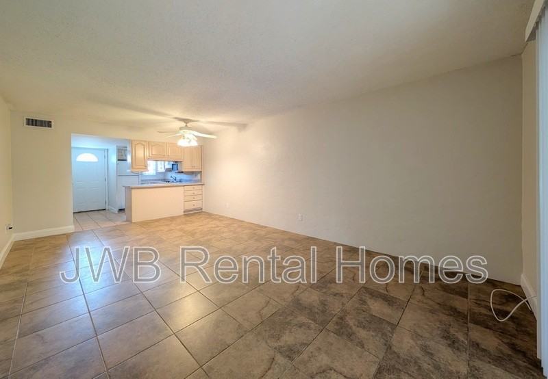 1000 3rd St - Photo 4 of 18