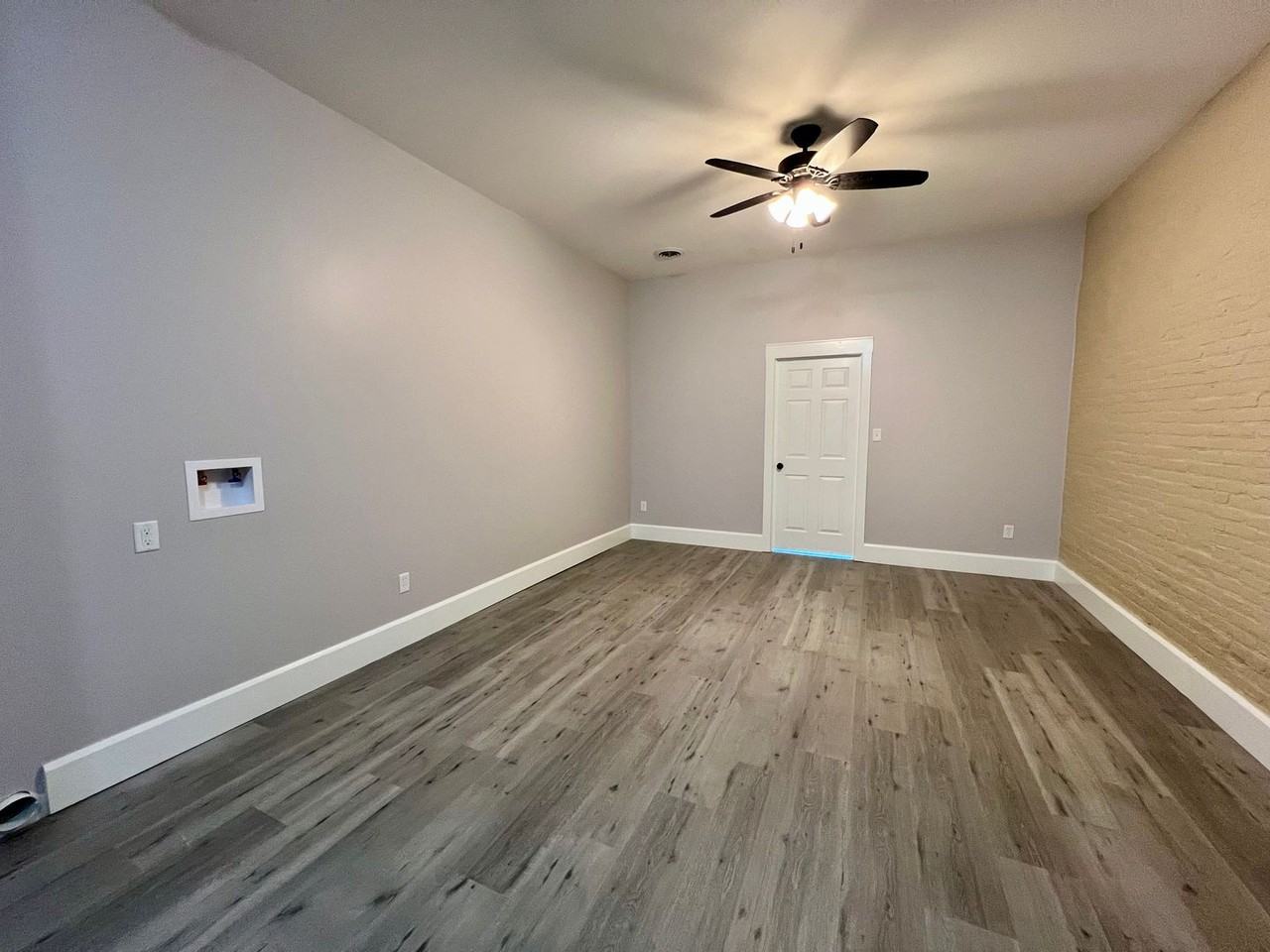 318 S Locust St - Photo 2 of 10