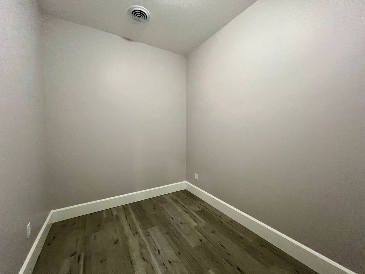 318 S Locust St - Photo 4 of 10