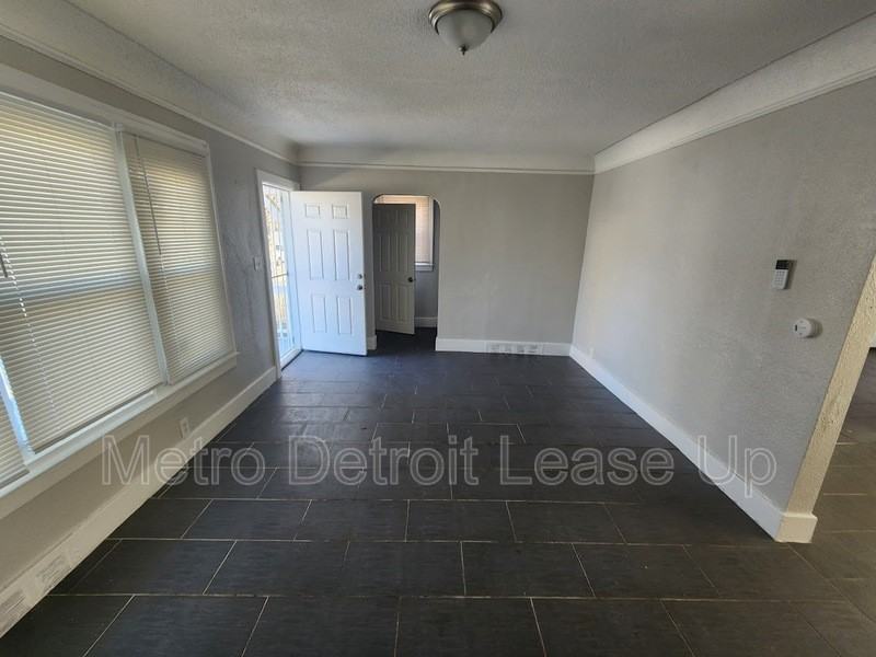 3651 Buckingham Ave - Photo 2 of 10