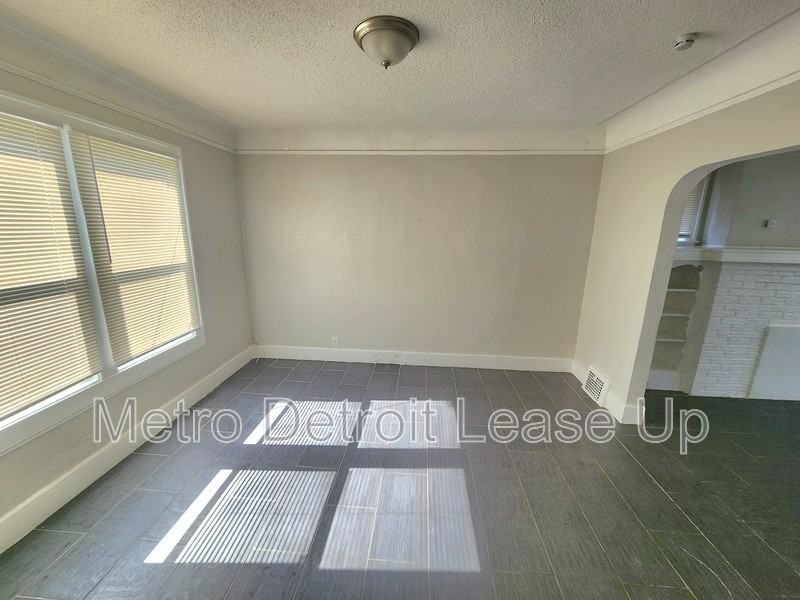 3651 Buckingham Ave - Photo 3 of 10