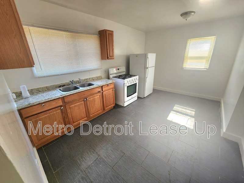 3651 Buckingham Ave - Photo 4 of 10
