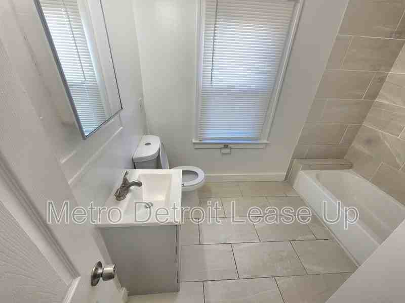 3651 Buckingham Ave - Photo 5 of 10