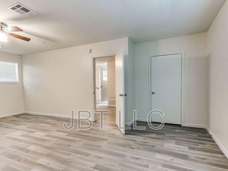 4416 Meadowoak Dr - Photo 2 of 40