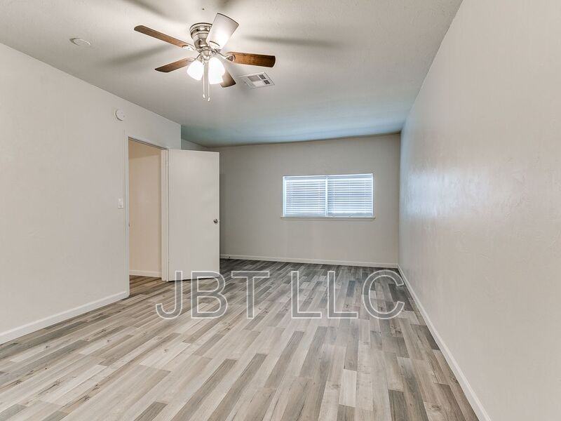 4416 Meadowoak Dr - Photo 3 of 40