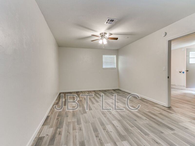 4416 Meadowoak Dr - Photo 5 of 40