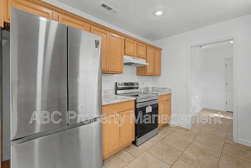 5213 S 62nd St - Photo 3 of 23