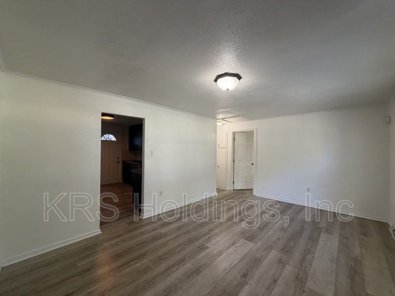 903 Freedom Ave - Photo 2 of 15