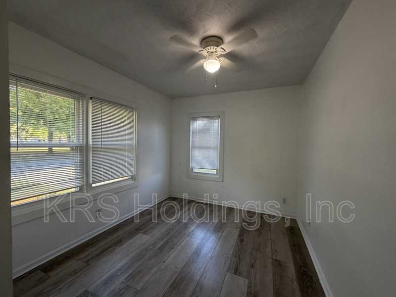 903 Freedom Ave - Photo 3 of 15