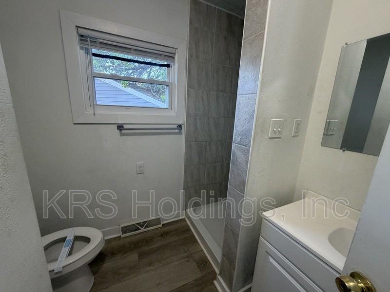 903 Freedom Ave - Photo 5 of 15