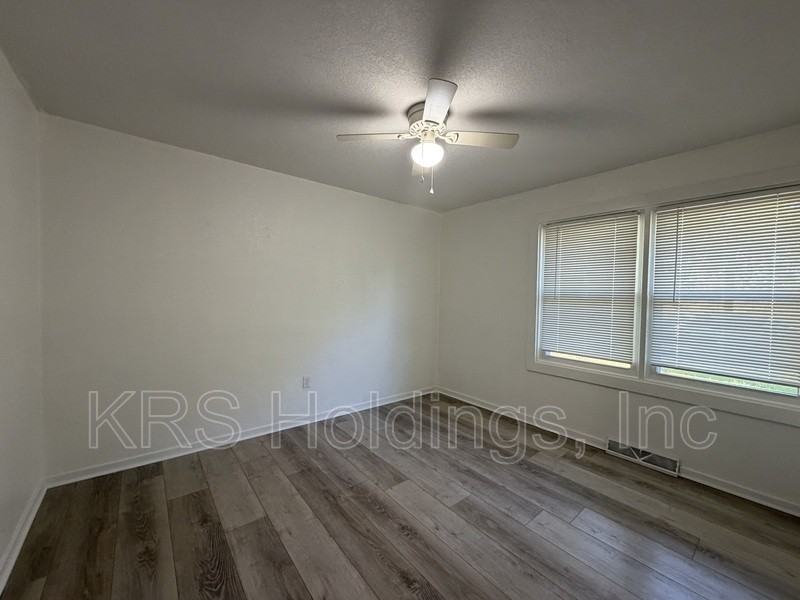 903 Freedom Ave - Photo 6 of 15