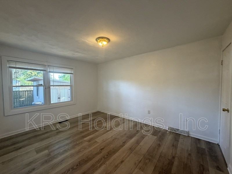 903 Freedom Ave - Photo 7 of 15