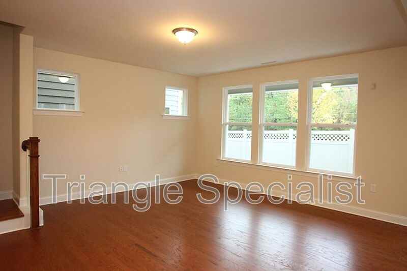 215 Begen St - Photo 4 of 14