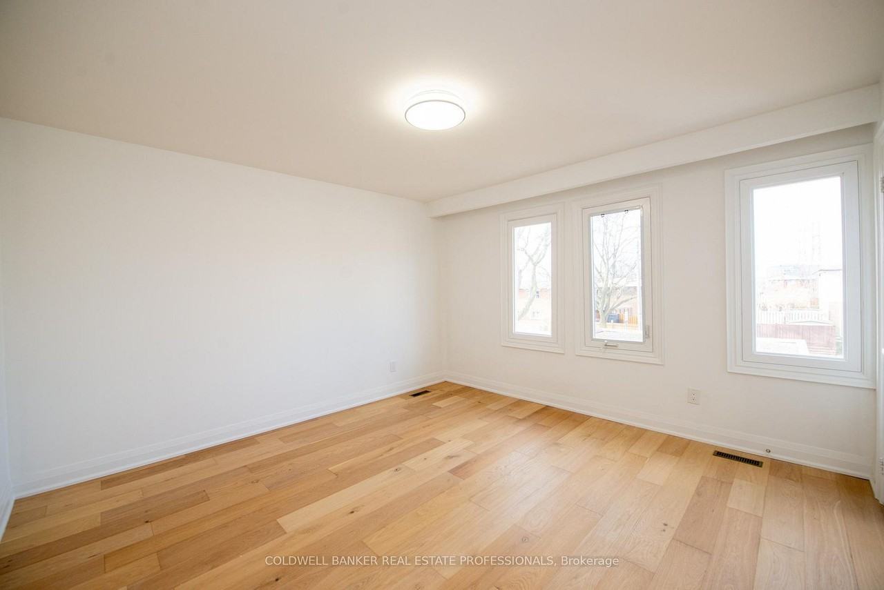 8 Nootka Crescent - Photo 7 of 22