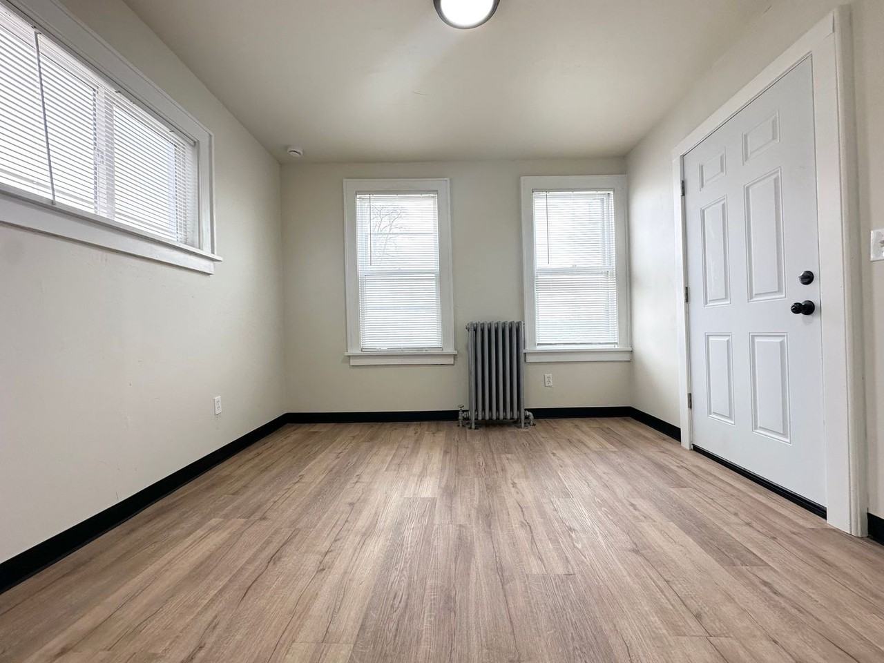 113 S Monroe St - Photo 2 of 22