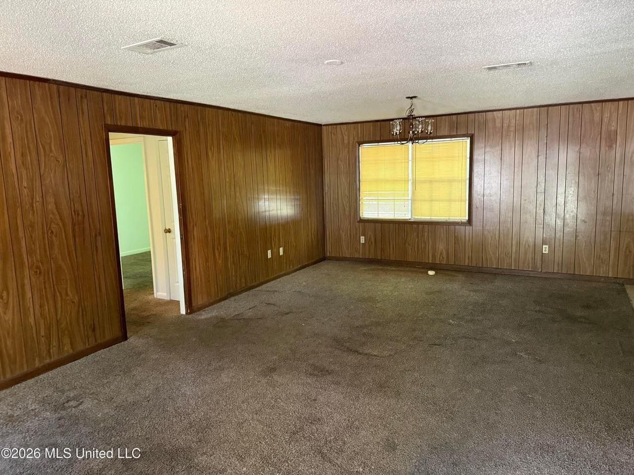 1009 Michelle Dr - Photo 2 of 13