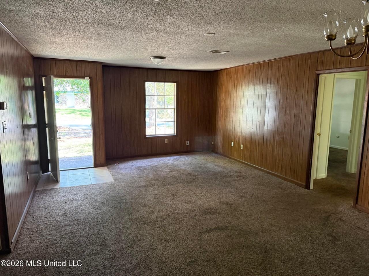 1009 Michelle Dr - Photo 4 of 13