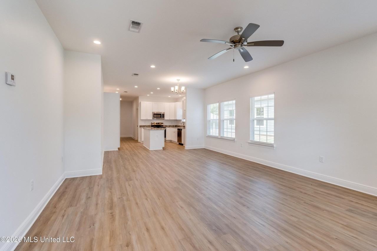 13463 Mary Ave - Photo 3 of 22