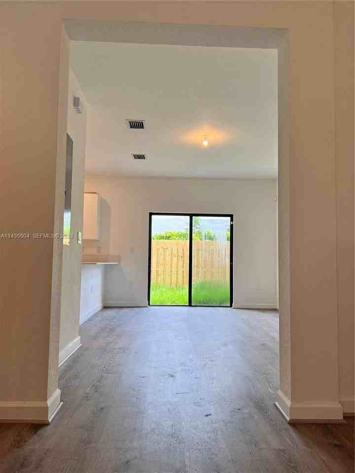 925 Ne 211th St - Photo 7 of 19